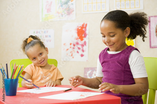 Photo: Jeunes enfants en classe de maternelle Jeunes enfants en classe de maternelle
