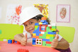 Enfant jouant avec des jeux de constructions Enfant jouant avec des jeux de constructions