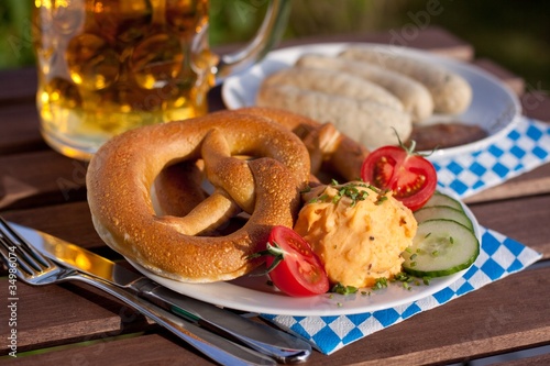 Foto: Brezel, Obatzda und Weisswurst Brezel, Obatzda und Weisswurst