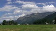 Ziehende Wolken, Wiese und Berge in Sils (Schweiz) in Zeitraffer