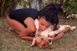 ragazza che ama il suo cane ragazza che ama il suo cane