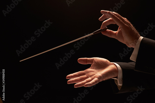 Foto: Conductor conducting an orchestra Conductor conducting an orchestra