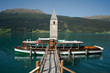 Versunkener Kirchturm mit Boot am Reschensee