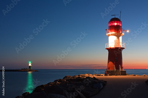 Foto: Leuchttürme bei Nacht an der Ostsee, Hafeneinfahrt Warnemünde Leuchttürme bei Nacht an der Ostsee, Hafeneinfahrt Warnemünde