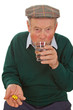Senior nimmt Tabletten