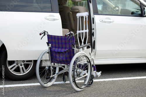 Photo: 車椅子と自動車 車椅子と自動車