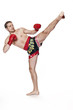 Foto: Boxer - Kickboxer - Kampfsportler mit bösem Blick beim Tritt Boxer - Kickboxer - Kampfsportler mit bösem Blick beim Tritt
