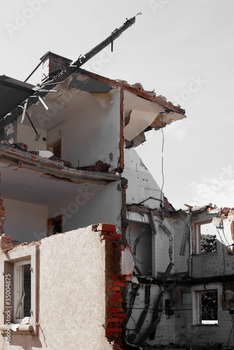 Photo: Abriss Wohnhaus desaturated Abriss Wohnhaus desaturated