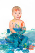Kleiner Junge spielt mit Farben