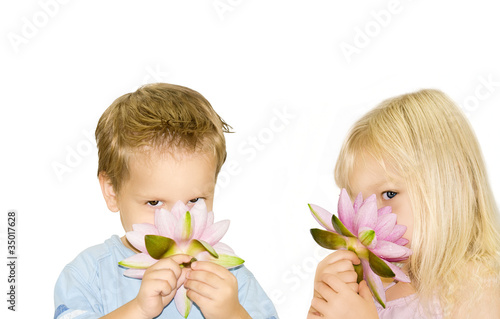 Photo: 2 Kinder mit einer Seerose 2 Kinder mit einer Seerose