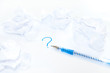 Point d'interrogation, crayon et feuilles chiffonnées