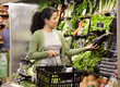 Foto: Hispanic woman shopping for fresh vegetables Hispanic woman shopping for fresh vegetables