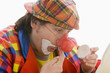 Foto: Hispanic man putting on clown makeup Hispanic man putting on clown makeup