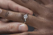 Foto: Close up of man putting engagement ring on girlfriend Close up of man putting engagement ring on girlfriend
