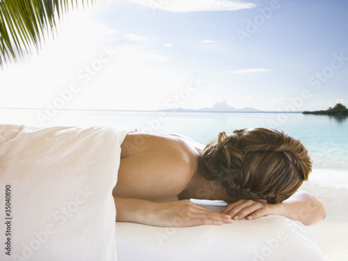 Foto: Caucasian woman waiting for massage Caucasian woman waiting for massage