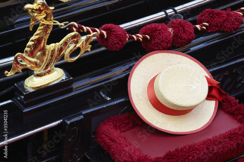Foto: Straw hat on gondola Straw hat on gondola