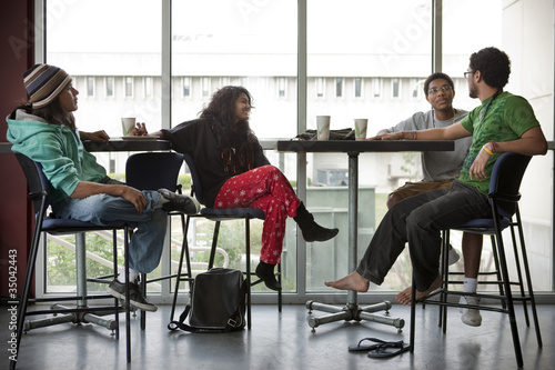 Foto: Friends hanging out in cafe Friends hanging out in cafe