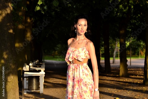 Foto: Sexy brunette in a park Sexy brunette in a park