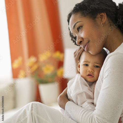 Foto: Mixed race woman hugging baby Mixed race woman hugging baby
