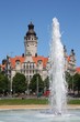 neues rathaus in leipzig mit springbrunnen