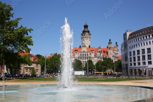 Foto: neues rathaus in leipzig mit springbrunnen neues rathaus in leipzig mit springbrunnen