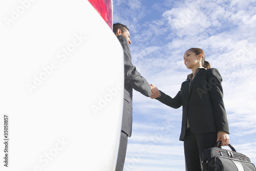 Foto: Business people shaking hands Business people shaking hands