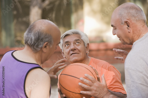 Foto: Senior Chilean men playing basketball together Senior Chilean men playing basketball together