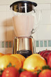 Foto: Fruits and blender in kitchen counter Fruits and blender in kitchen counter