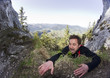 mann kämpft sich auf den berg