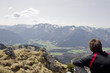 mann in ben bayrischen alpen