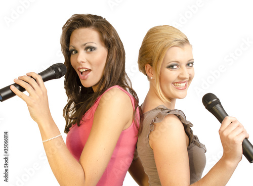 Photo: Tow Ladys singing with microphons; Zwei Mädchen singen mit Mikr Tow Ladys singing with microphons; Zwei Mädchen singen mit Mikr