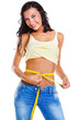 Schlanke Frau in Jeans mit Massband