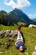 Wanderer relaxt bei Wanderung in den Bergen