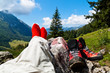 Wanderschuhe bei Wanderung in den Bergen