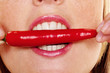 junge Frau mit Chilli