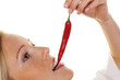 junge Frau mit Chilli