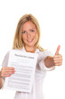Frau mit Mietvertrag in englischer Sprache