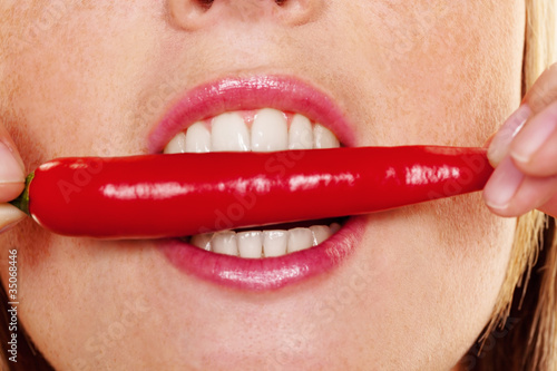 Photo: junge Frau mit Chilli junge Frau mit Chilli