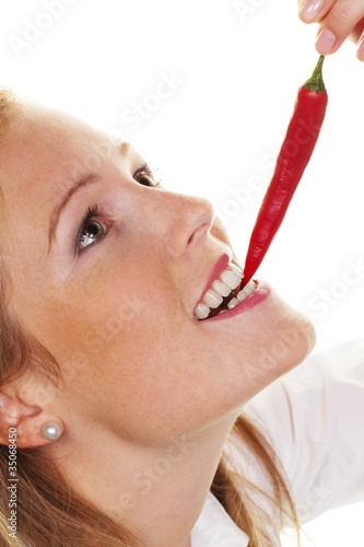 Photo: junge Frau mit Chilli junge Frau mit Chilli