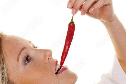 Photo: junge Frau mit Chilli junge Frau mit Chilli
