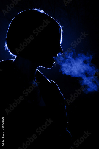 Foto: woman exhaling warm breath woman exhaling warm breath