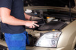Foto: Mechanic with Digital Tablet Mechanic with Digital Tablet