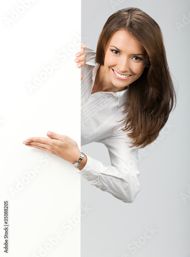 Foto: Businesswoman showing signboard, over grey Businesswoman showing signboard, over grey