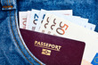 Passeport et billets dans poche de jean Passeport et billets dans poche de jean