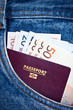 Passeport et billets dans poche de jean Passeport et billets dans poche de jean