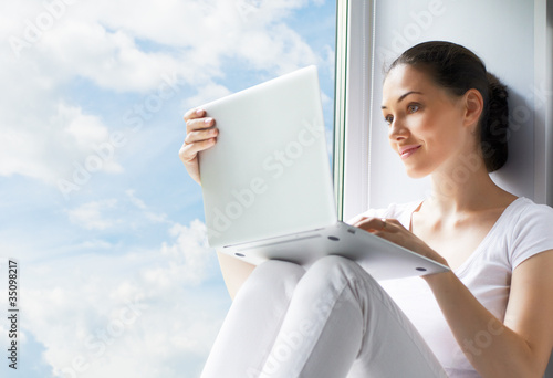 Foto: working in a laptop working in a laptop