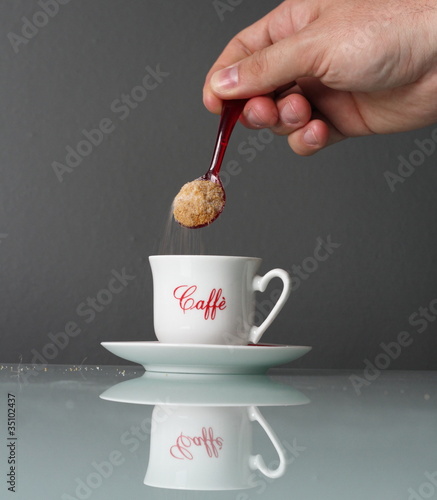 Photo: Zucchero rovesciato nella tazzina del caffè Zucchero rovesciato nella tazzina del caffè
