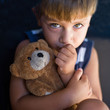 Photo: bambino con pelusche bambino con pelusche
