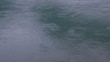 Regentropfen auf Wasser