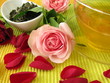 Grüner Tee mit Rosenblüten